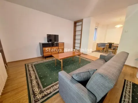 Dnevna soba sa garniturom, televizorom i trpezarijom u pozadini. - image 3