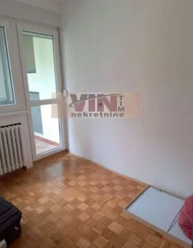 Prazna soba sa parketom i izlazom na terasu. - image 7