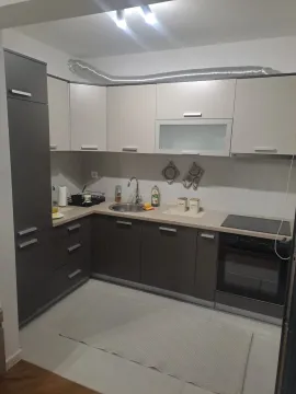 Modern kitchen with dark base and light upper cabinets. - image 3