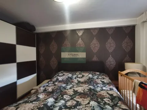 Spavaća soba sa bračnim krevetom, velikim ormanom i dečijim krevetcem. - image 15