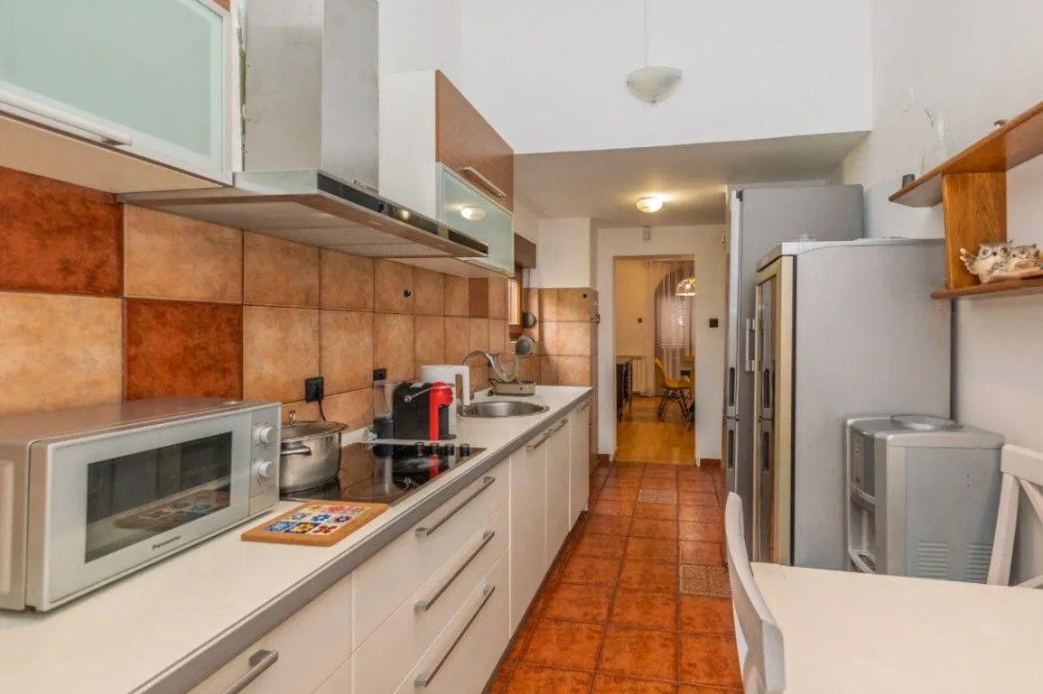Rent, five bedroom apartment, 280m², Gorica C, Podgorica