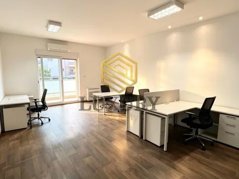 Izdavanje, poslovni prostor, 110m², City Kvart, Podgorica - image 1