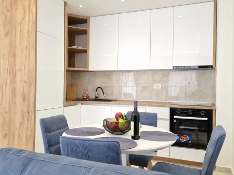 Rent, one bedroom apartment, 47m², Budva, Crna Gora - image 11