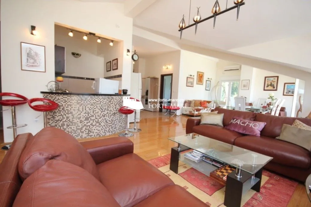 Prodaja, četvorosoban stan, 127m², Njivice, Herceg Novi