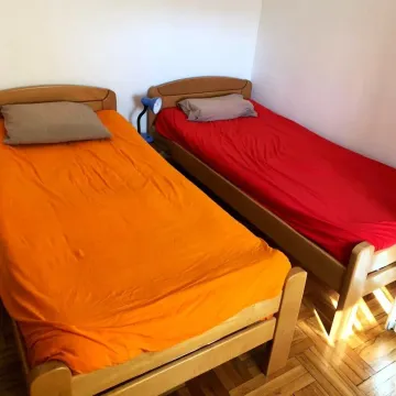 Spavaća soba sa dva drvena kreveta. - image 5