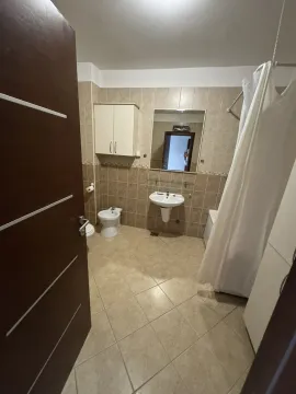 Jednostavno kupatilo sa bideom, lavaboom i ogledalom. - image 6