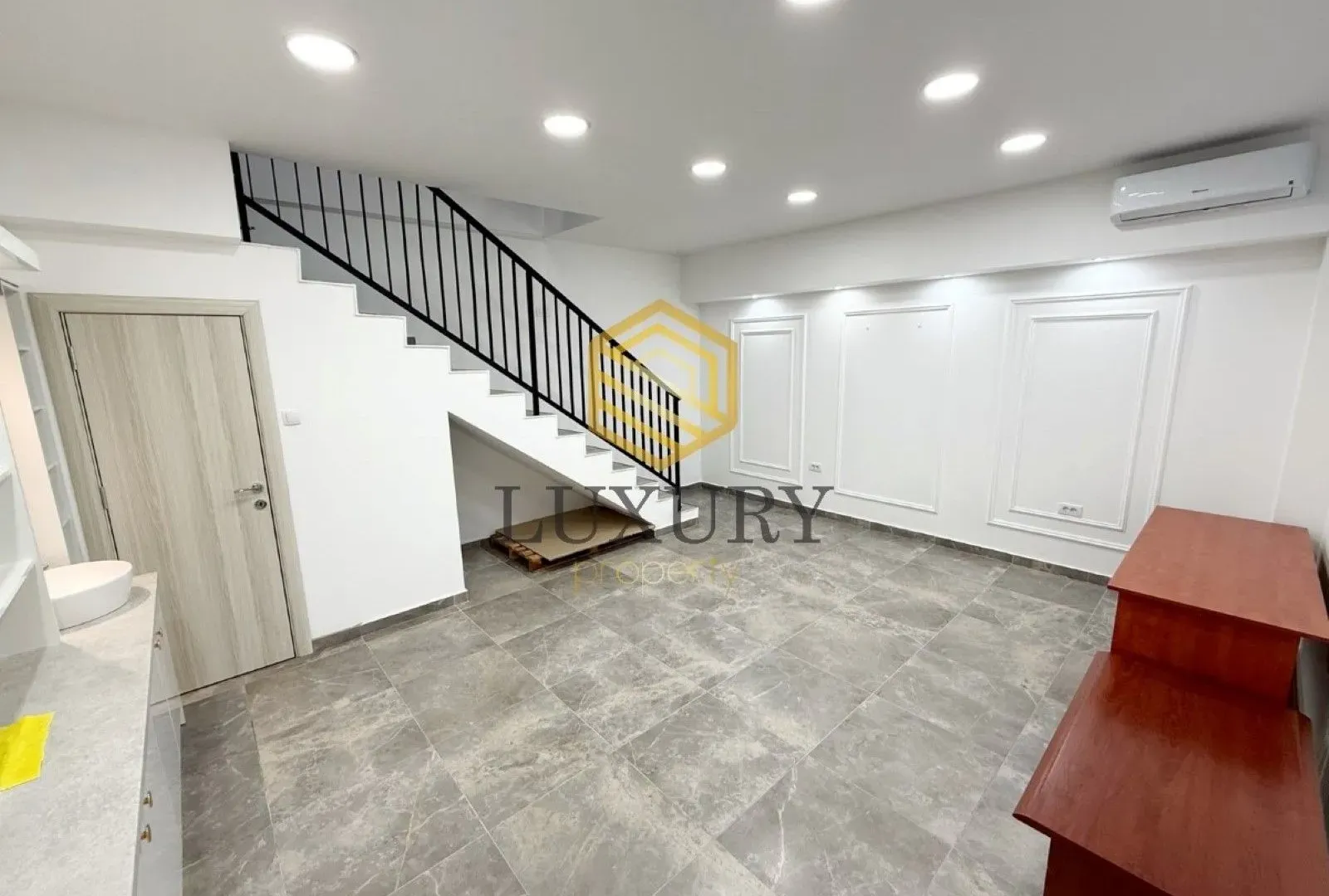 Izdavanje, poslovni prostor, 56m², Blok 9, Podgorica
