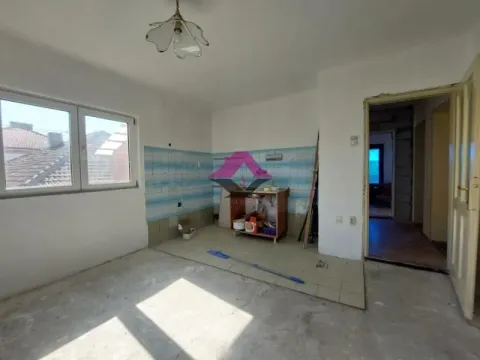 Starija kuhinja u procesu renoviranja sa pločicama na zidu. - image 14