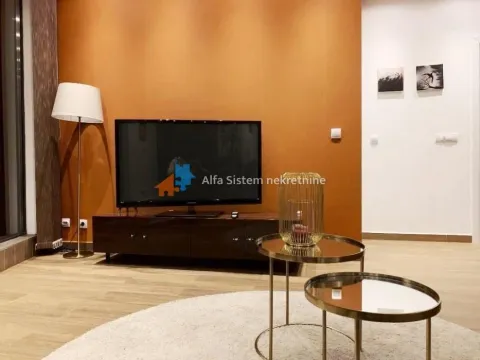 Dnevna soba sa televizorom, komodom, podnom lampom i stočićem. - image 5