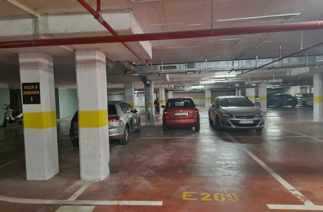 Izdavanje, poslovni prostor, 18m², Central Point, Podgorica