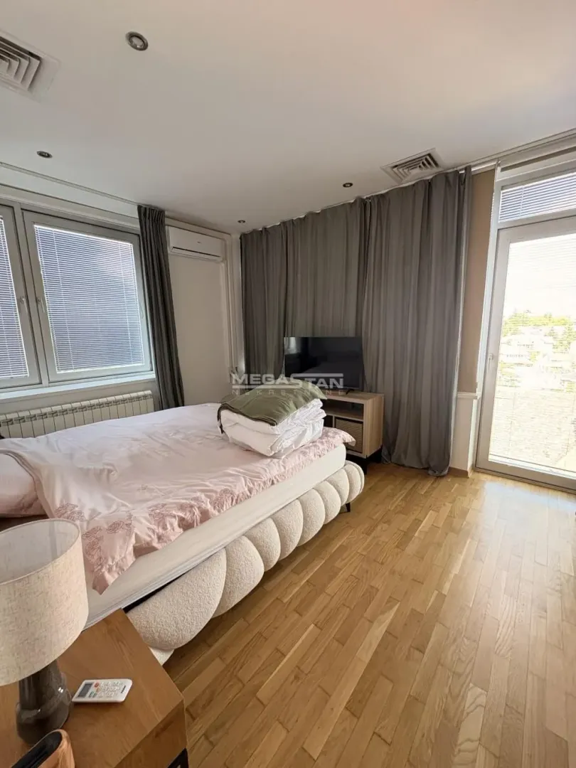 Izdavanje, četvorosoban stan, 220m², Savski Venac, Beograd