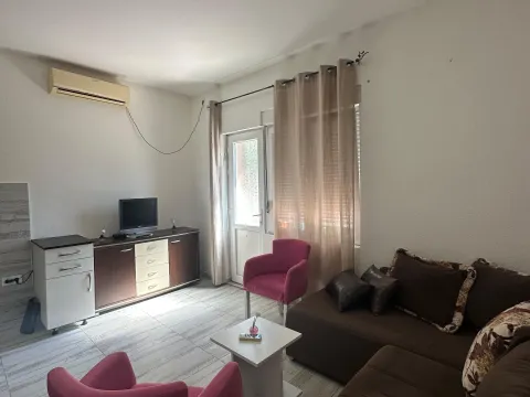 Izdavanje, jednosoban stan, 45m², Centar, Tivat - image 2