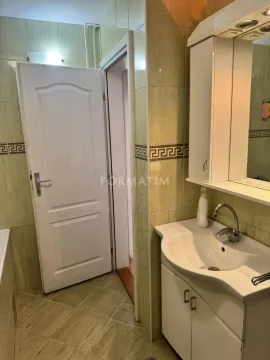 Manje kupatilo sa umivaonikom, ormarićem i vratima. - image 3