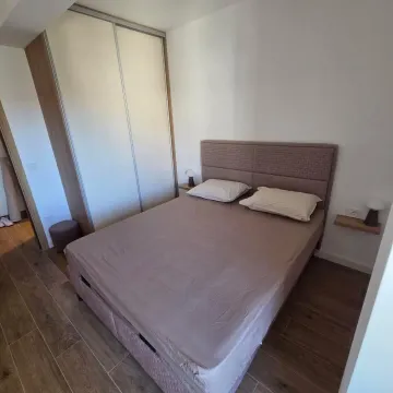Furnished bedroom with a double bed and a built-in wardrobe. - image 4