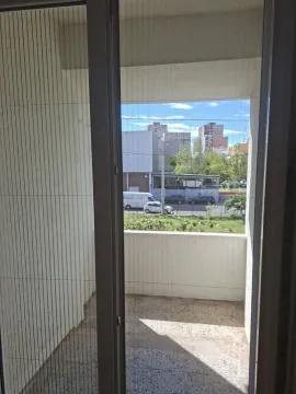 Pogled sa balkona kroz vrata na okolno naselje. - image 4