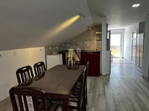 Kuhinja sa trpezarijom u potkrovlju sa kosim plafonom. - image 4