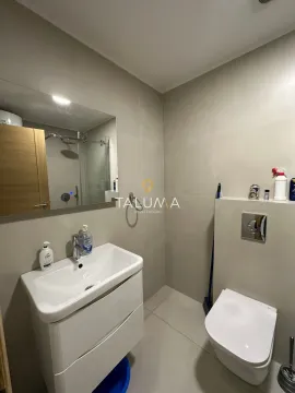 Savremeno opremljeno kupatilo sa umivaonikom, WC šoljom i ogledalom. - image 10