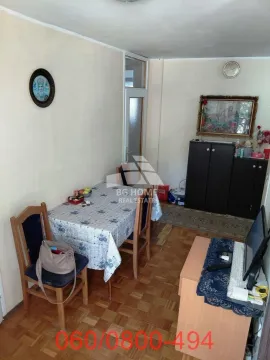 Dnevna soba sa trpezarijskim stolom i drvenim nameštajem. - image 4