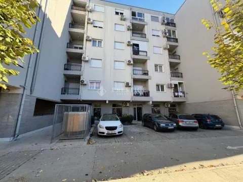 Spoljašnji izgled stambene zgrade sa parkingom ispred. - image 13
