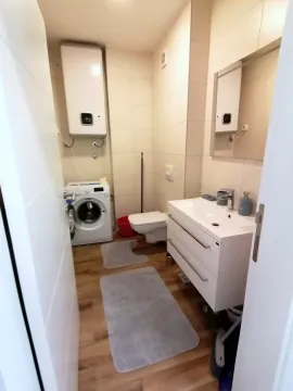 Kupatilo sa umivaonikom, WC šoljom, veš mašinom i bojlerom. - image 18
