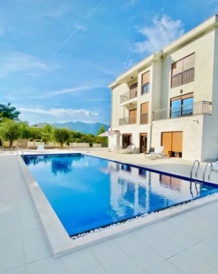 Izdavanje, jednosoban stan, 56m², Tivat, Crna Gora