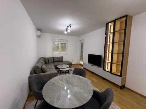 Dnevna soba sa ugaonom garniturom, trpezarijskim stolom i TV komodom. - image 2