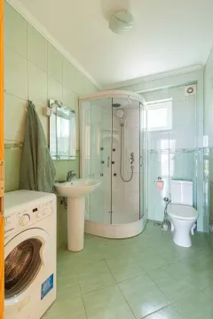 Manje kupatilo sa tuš kabinom, umivaonikom, toaletom i veš mašinom. - image 20