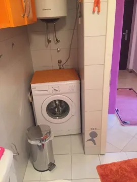 Dio kupatila sa veš mašinom i bojlerom. - image 7