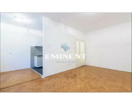 Empty living room with parquet flooring and a view of the small kitchen. - image 2