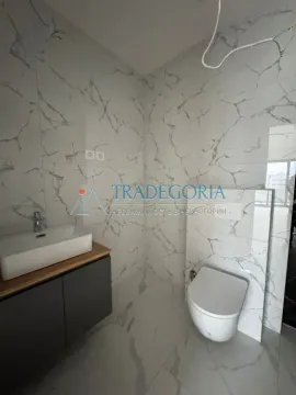 Moderne kupatilo obloženo keramičkim pločicama sa teksturom mramora. - image 7