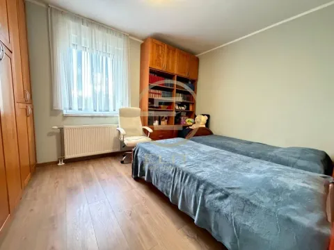 Spavaća soba sa dva kreveta, radnim stolom i drvenim ormarima. - image 33