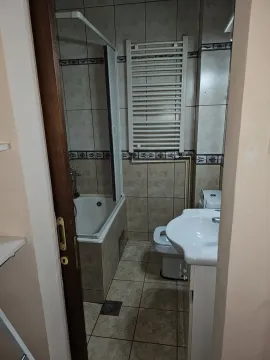 Kupatilo sa kadom i sanitarijama viđeno kroz vrata. - image 8