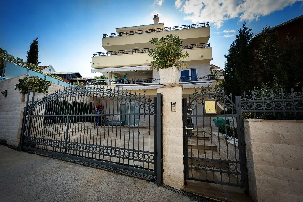 Sale, house, 283m², Krašići, Tivat