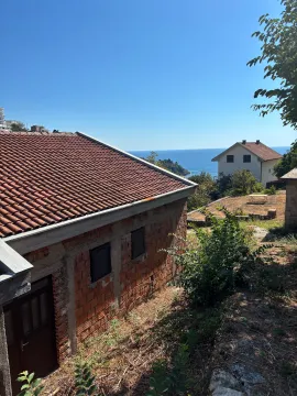 Pogled na dvorište i okolne kuće sa pogledom na more. - image 4