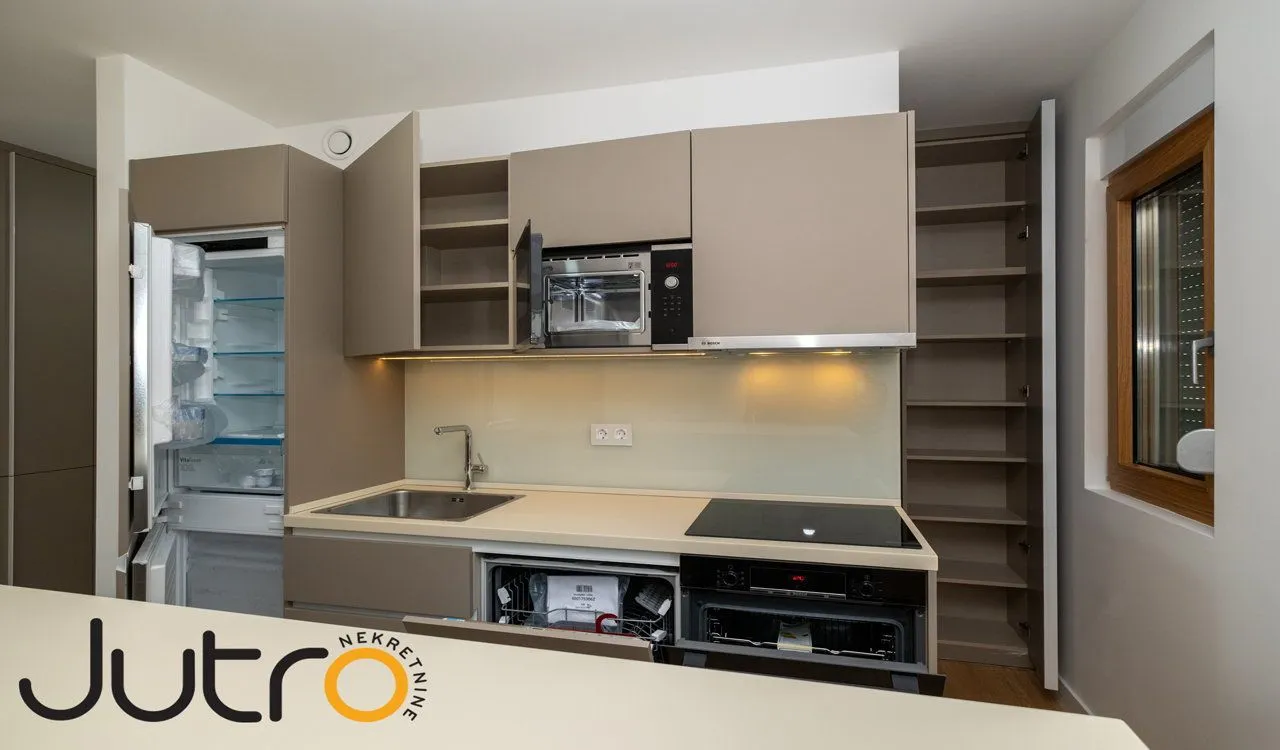 Prodaja, trosoban stan, 90m², Tološka šuma, Podgorica