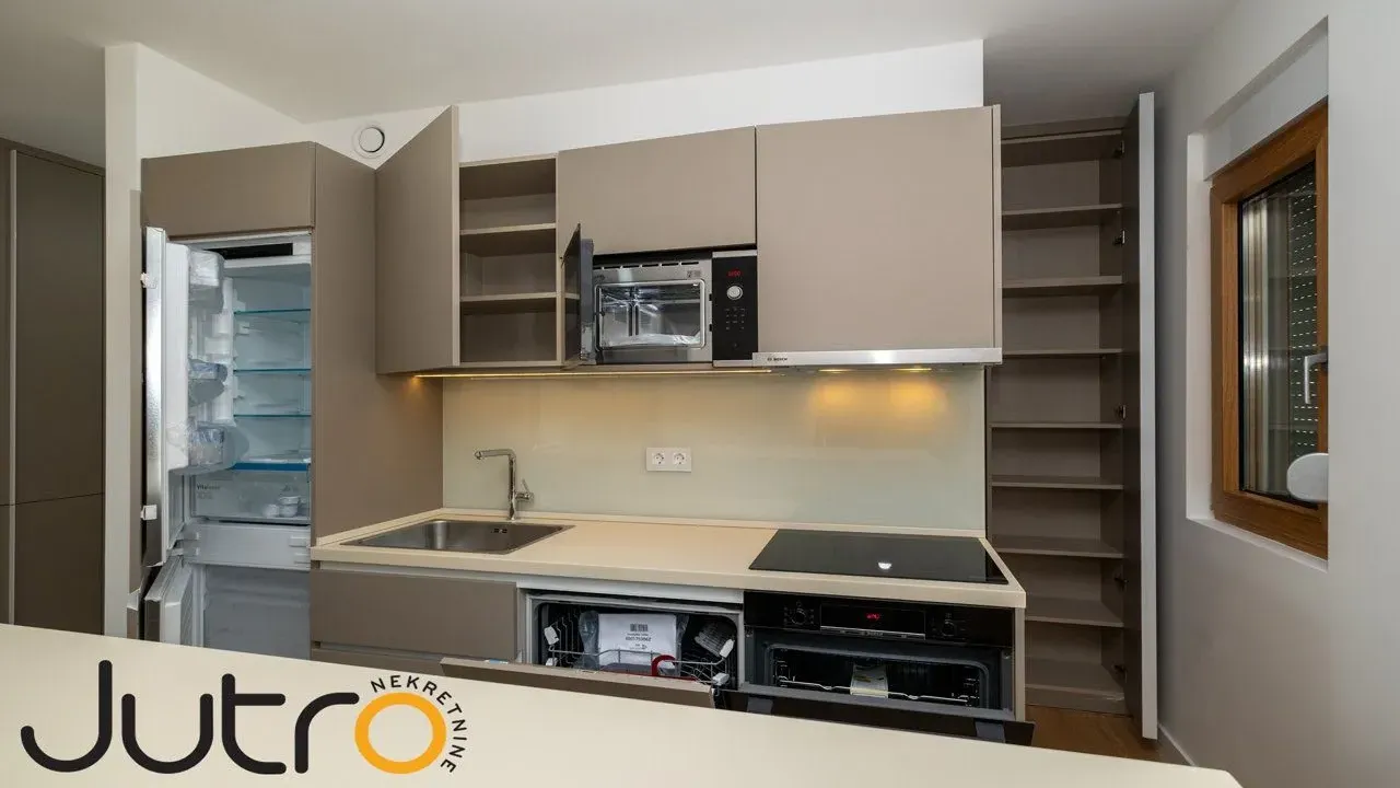 Prodaja, trosoban stan, 90m², Tološka šuma, Podgorica