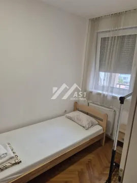 Manja spavaća soba sa krevetom i prozorom. - image 6