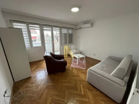 Stan in Adamovićevo Naselje