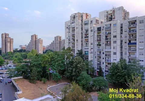 Pogled sa prozora na okolne stambene zgrade i zelenilo. - image 16