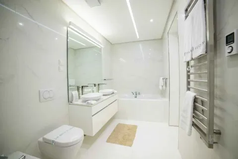 Svijetlo i moderno kupatilo sa kadom i dvostrukim lavaboom. - image 9