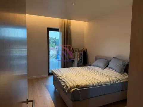 Spavaća soba sa bračnim krevetom i izlazom na balkon. - image 4
