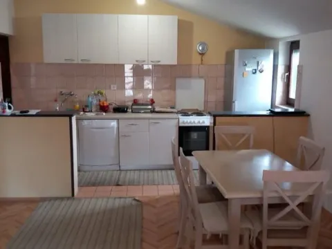 Izdavanje, trosoban stan, 100m², Dalmatinska ulica, Podgorica - image 3