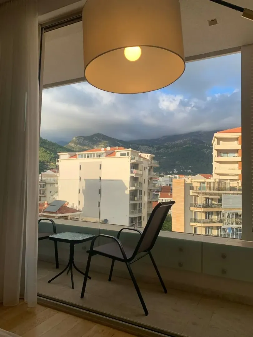 Pogled sa terase na planine i gradsko naselje.