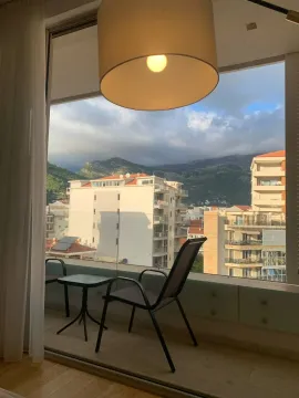 Pogled sa terase na planine i gradsko naselje. - image 4