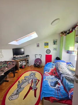 Dječija soba u potkrovlju sa krevetom, krovnim prozorom i radnim stolom. - image 14