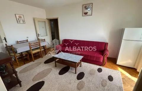 Dnevna soba sa kaučem, stočićem, trpezarijskim stolom i frižiderom. - image 7