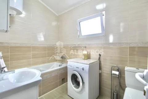 Kupatilo opremljeno kadom, umivaonikom, WC šoljom i veš mašinom. - image 10