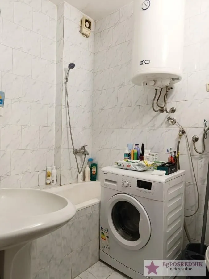 Manje kupatilo sa kadom, umivaonikom, veš mašinom i bojlerom.