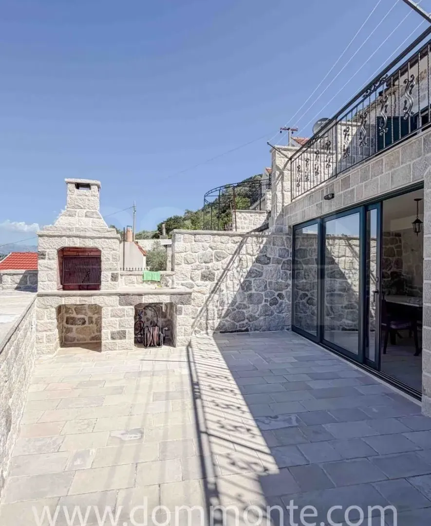 Izdavanje, dvosoban stan, 80m², Tivat, Crna Gora