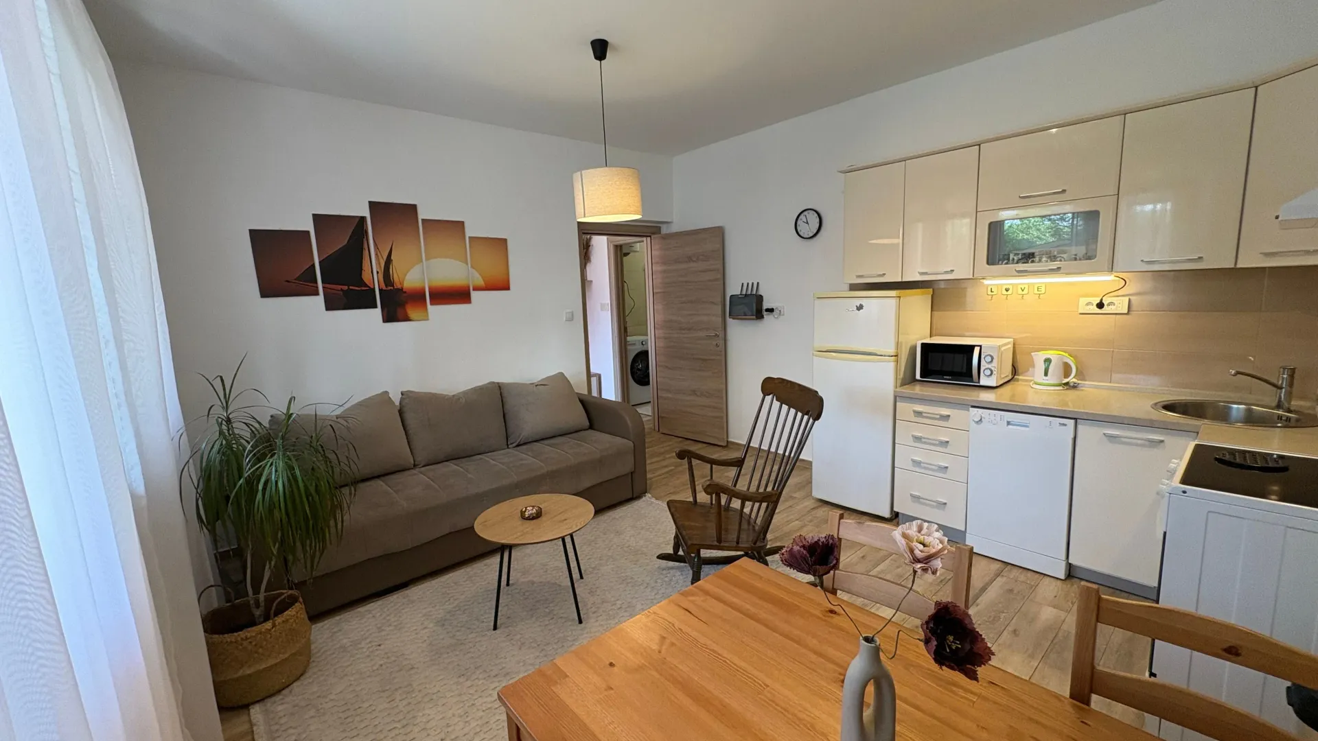 Izdavanje, jednosoban stan, 50m², Kalimanj, Tivat